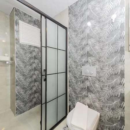 Central And Fully Furnished Flat In Muratpasa Apartment
